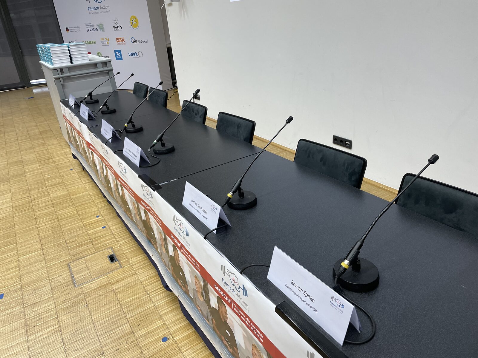 Konferenztisch mit Mikrofonanlage und Namensschildern