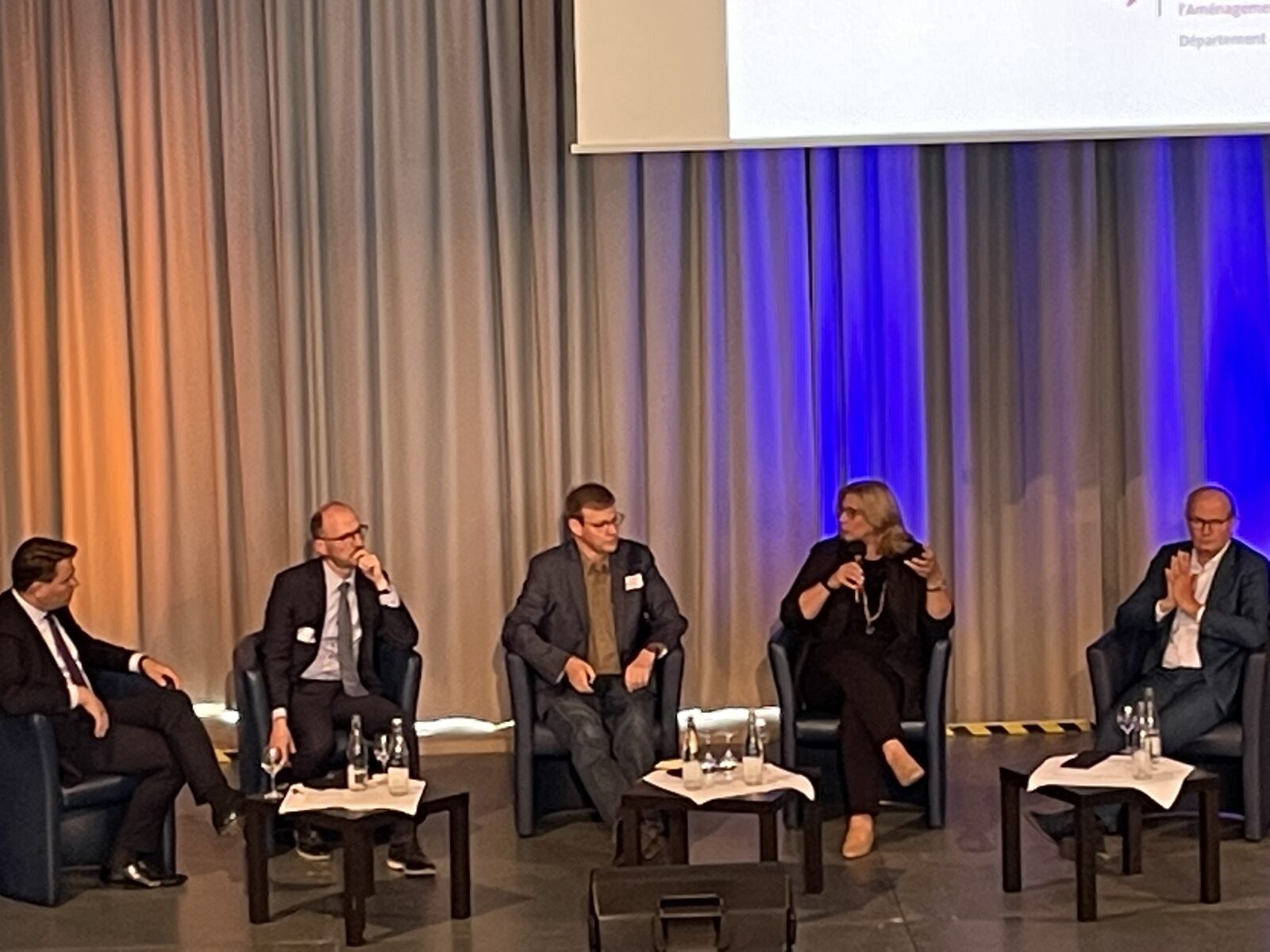 Podiumsdiskussion mit mehreren Teilnehmenden