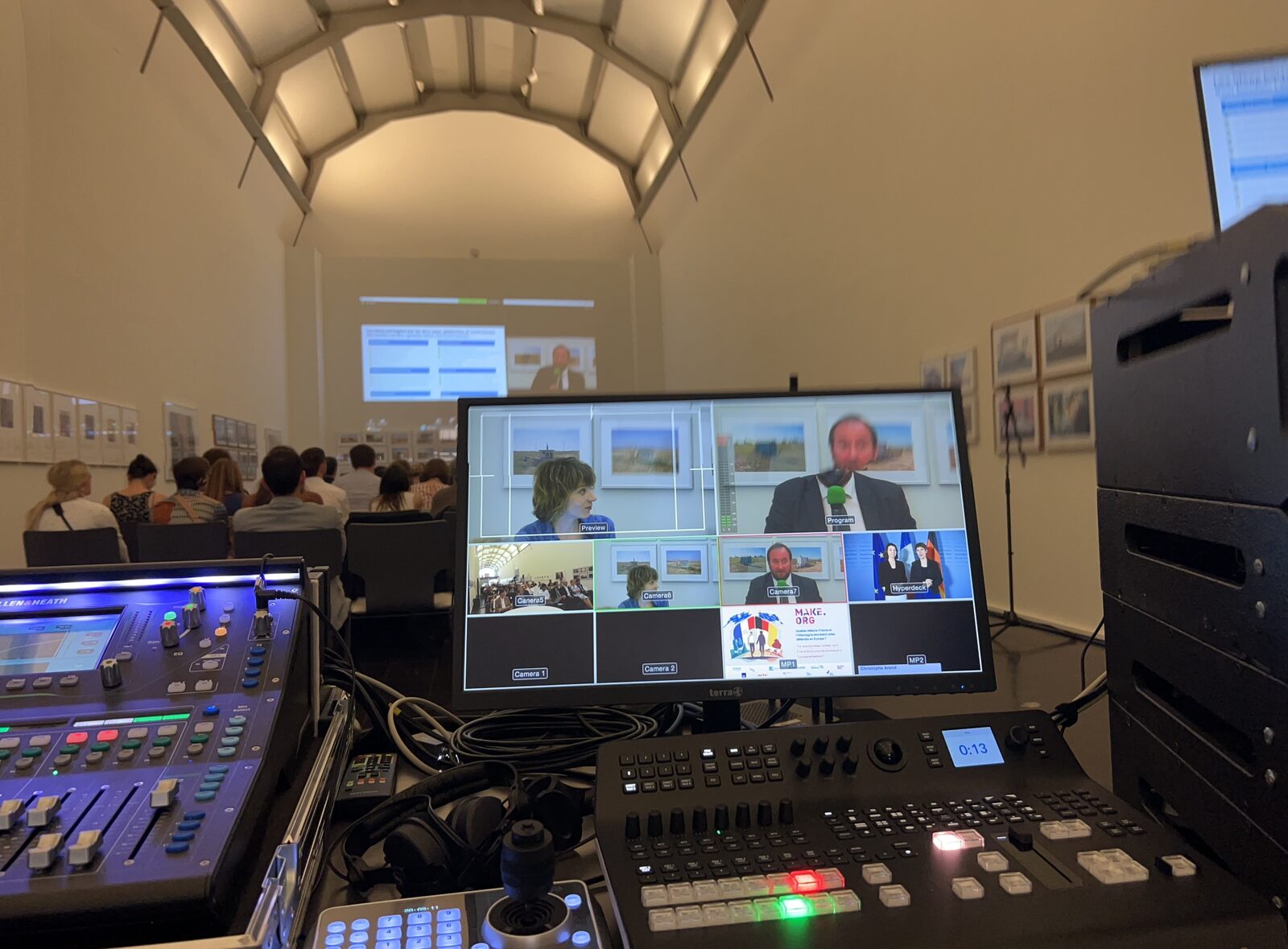 Vortragssaal mit Streaming-Equipment